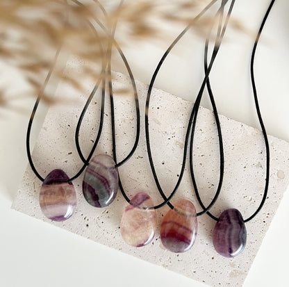 Fluorit 💚💜 Tropfen gebohrt auf Lederband mit Karabiner