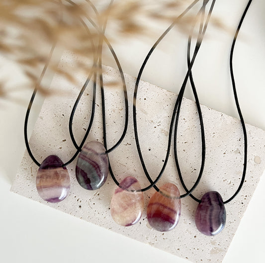 Fluorit 💚💜 Tropfen gebohrt auf Lederband mit Karabiner