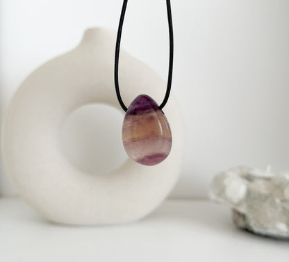 Fluorit 💚💜 Tropfen gebohrt auf Lederband mit Karabiner