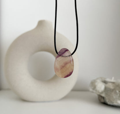 Fluorit 💚💜 Tropfen gebohrt auf Lederband mit Karabiner