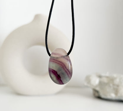Fluorit 💚💜 Tropfen gebohrt auf Lederband mit Karabiner