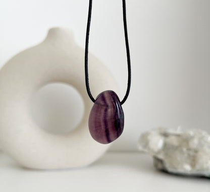 Fluorit 💚💜 Tropfen gebohrt auf Lederband mit Karabiner