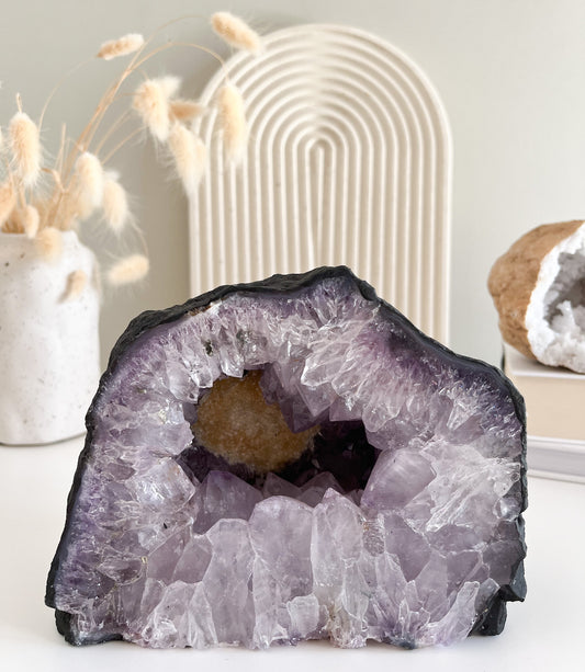 Amethyst Druse mit Calcit